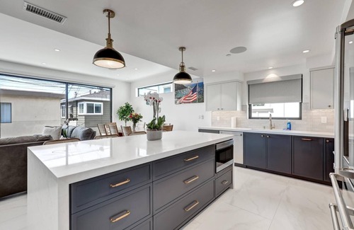 Balboa Peninsula House | Steps 2 Beach and Bay, Roof Top Jacuzzi, Elevator, EV charger, Garage, Brand New