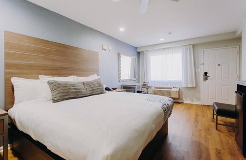 Clear Lake Shores Hotel | Steps Away from Kemah Boardwalk: Couple Stay with Easy Access to Route 146