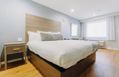 Clear Lake Shores Hotel | Steps Away from Kemah Boardwalk: Couple Stay with Easy Access to Route 146