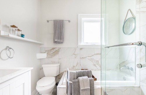 The Beaches House | Steps from Beach. GorgeousModern 2bdr loft & patio