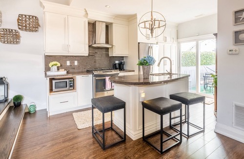 The Beaches House | Steps from Beach. GorgeousModern 2bdr loft & patio