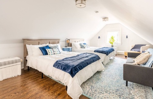 The Beaches House | Steps from Beach. GorgeousModern 2bdr loft & patio