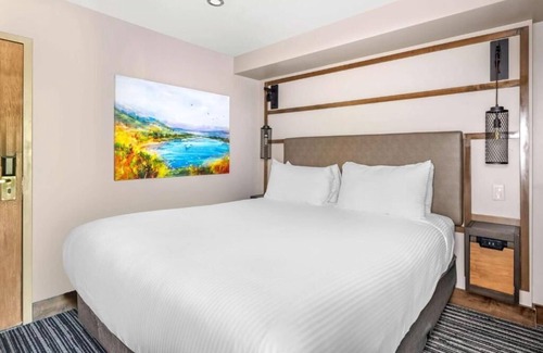 South Lake Tahoe Hotel | Steps from Heavenly: Spacious Hotel w/Pool, Tennis & Mountain Charm