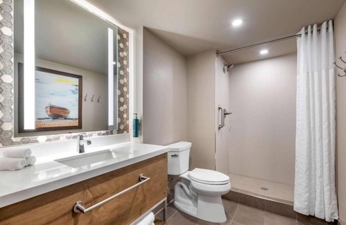 South Lake Tahoe Hotel | Steps from Heavenly: Spacious Hotel w/Pool, Tennis & Mountain Charm