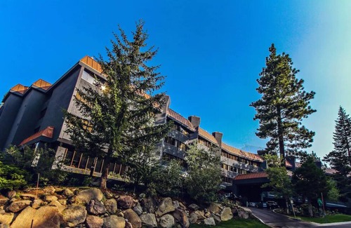 South Lake Tahoe Hotel | Steps from Heavenly: Spacious Hotel w/Pool, Tennis & Mountain Charm