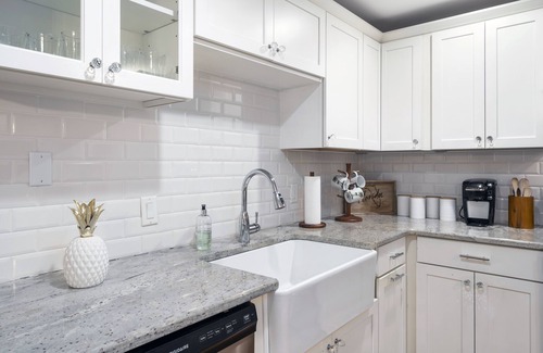 Central Beach House | STEPS FROM THE BEACH! RELAXING Beach Townhouse Getaway! King size bed