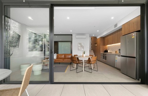 Coogee Apartment | Steps from the shore - Coogee Beachside Hideaway 3