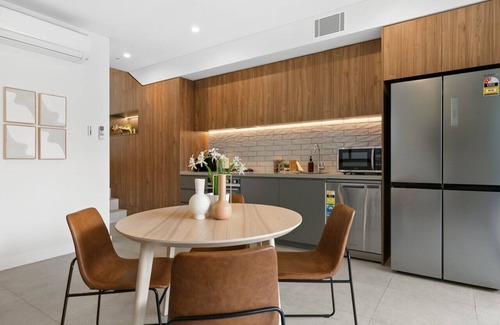 Coogee Apartment | Steps from the shore - Coogee Beachside Hideaway 3