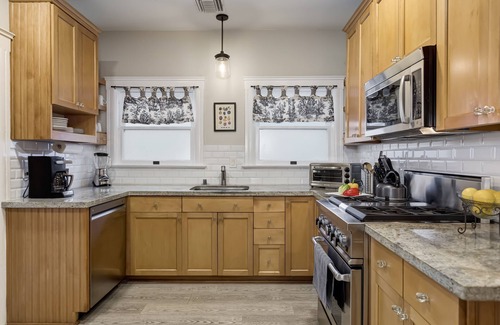 Ocean Park House | Steps to Beach! Santa Monica/Venice Beach House. Large yard.