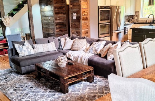 The Blue Mountains Ski Chalet | Steps to Blue Mountain Village/with Movie Room Hottub & Sauna - Long Term Rental