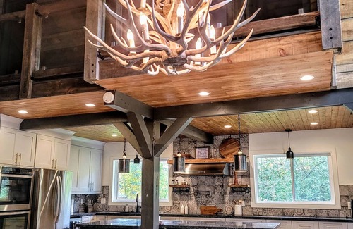 The Blue Mountains Ski Chalet | Steps to Blue Mountain Village/with Movie Room Hottub & Sauna - Long Term Rental
