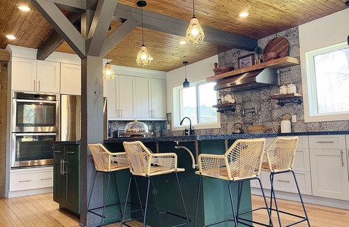 The Blue Mountains Ski Chalet | Steps to Blue Mountain Village/with Movie Room Hottub & Sauna - Long Term Rental