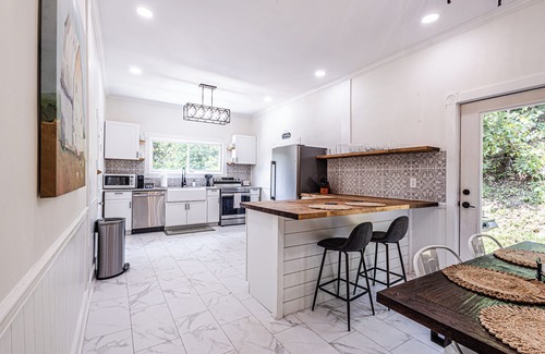 Bryson City House | "STEPS TO BRYSON" - MTN VIEW, HOT TUB, FIREPIT, NEW REMODEL - WALK TO DOWNTOWN!