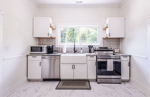 Bryson City House | "STEPS TO BRYSON" - MTN VIEW, HOT TUB, FIREPIT, NEW REMODEL - WALK TO DOWNTOWN!