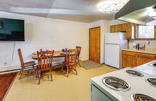 College Condo | Steps to Chena River - Condo Near Hiking & Tours!