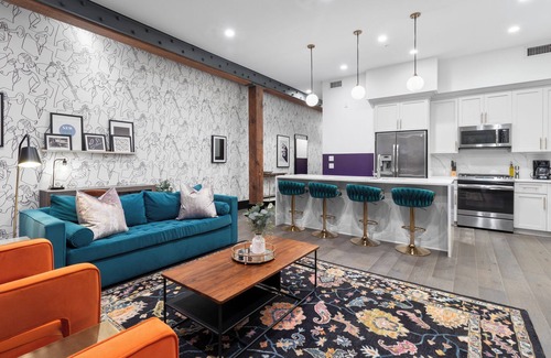 Central Business District Hotel | Steps to French Quarter | Rooftop Pool | Gameroom