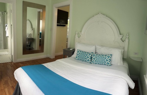 Downtown Fort Lauderdale Cottage | Steps to Las Olas/Newly renovated Key West Style Cottage, deck & Courtyard!