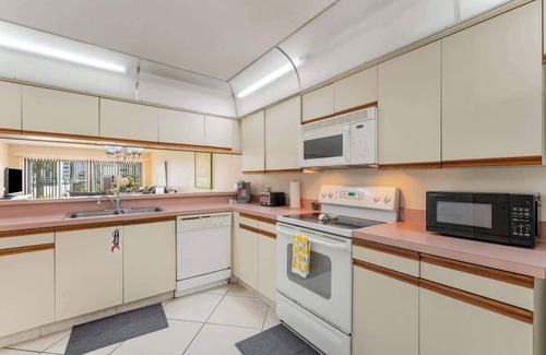 Cocoa Beach Condo | Steps to Sand! Ground-Floor 2BR by Pool
