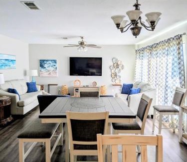 Navarre Beach Apartment | Steps to Sand! Navarre Getaway