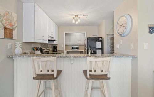 Navarre Beach Apartment | Steps to Sand! Navarre Getaway