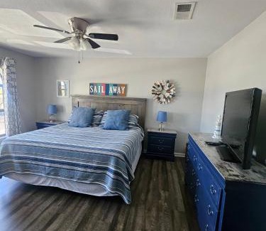Navarre Beach Apartment | Steps to Sand! Navarre Getaway