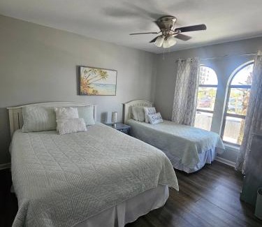 Navarre Beach Apartment | Steps to Sand! Navarre Getaway