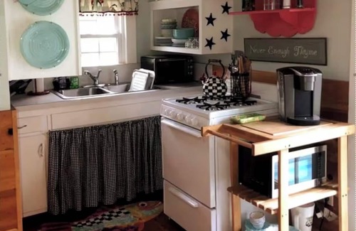Dennis Port Cottage | STEPS TO SEA ST BEACH DENNISPORT NANTUCKET SOUND