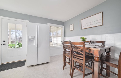 Cape Girardeau House | Steps to Southeast Hospital - Fast Wifi - King Bed