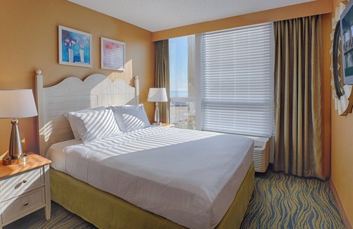 Northeast Virginia Beach Resort | Steps to the Beach! Spacious Unit, Pool, Restaurant