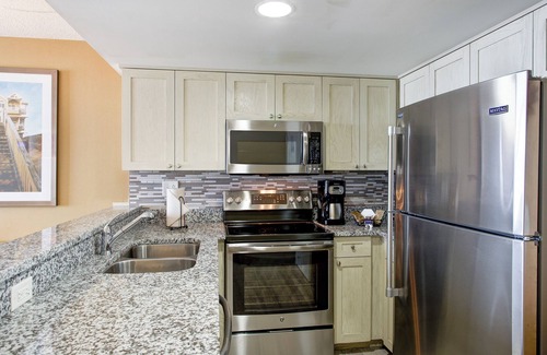 Northeast Virginia Beach Resort | Steps to the Beach! Spacious Unit, Pool, Restaurant