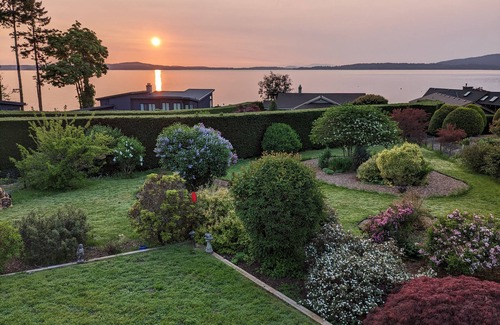 Mill Bay House | Steps To The Beach