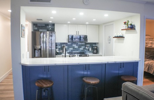 Vanderbilt Beach Condo | Steps to the beach! Enjoy Vanderbilt beach and rooftop pool! Walk to Mercato!