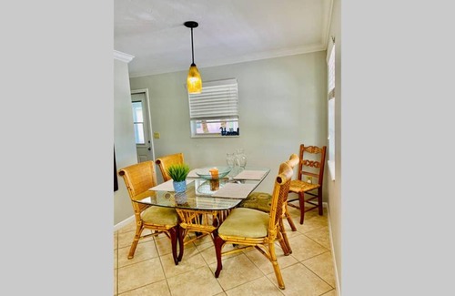 Naples Park House | Steps to the Beach - Naples-Beachhouse 3BR2BA - Pet friendly