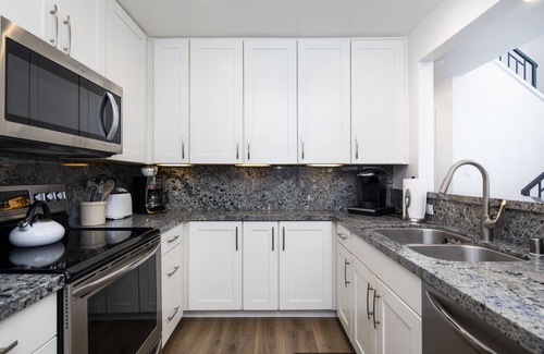 Del Mar Condo | Steps to the Beach, Park, Shops & Restaurants At 18th Street