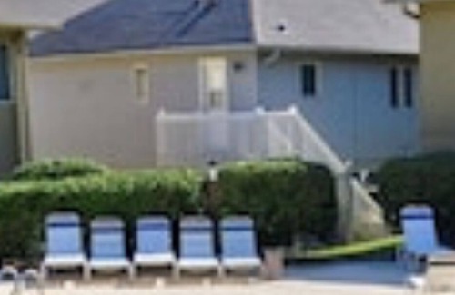 Myrtle Beach House | Steps to the Beach - Ocean Annie’s king & 2 queens