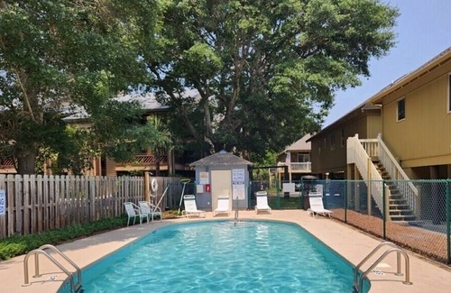 Myrtle Beach House | Steps to the Beach - Ocean Annie’s king & 2 queens