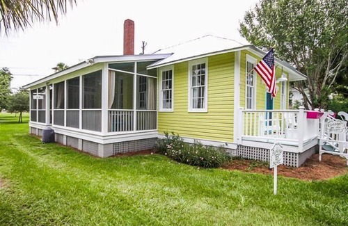 Tybee Island Cottage | Steps to the beach!