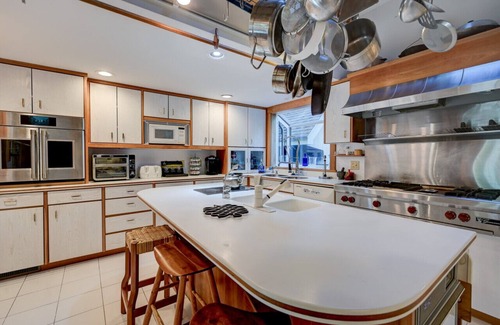 Jackson House | Steps to the Ellis River: Luxe Home, Hot Tub, Game Room 🎿❄️🏂🌲🗻