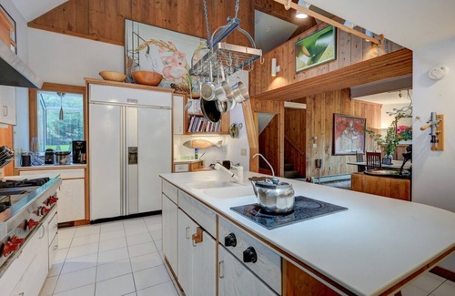 Jackson House | Steps to the Ellis River: Luxe Home, Hot Tub, Game Room 🎿❄️🏂🌲🗻