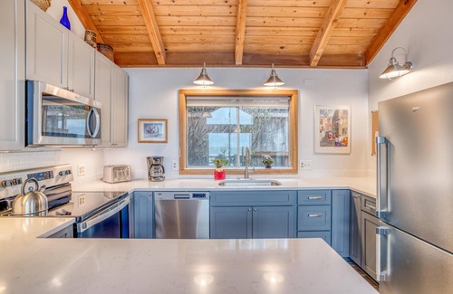 Manzanita House | Steps To the Ocean, With Panoramic Views, Ocean-View Deck in Manzanita!