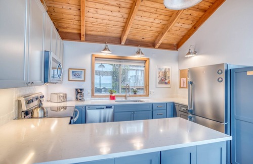 Manzanita House | Steps To the Ocean, With Panoramic Views, Ocean-View Deck in Manzanita!