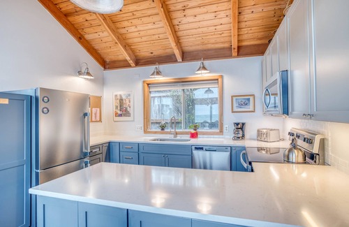 Manzanita House | Steps To the Ocean, With Panoramic Views, Ocean-View Deck in Manzanita!