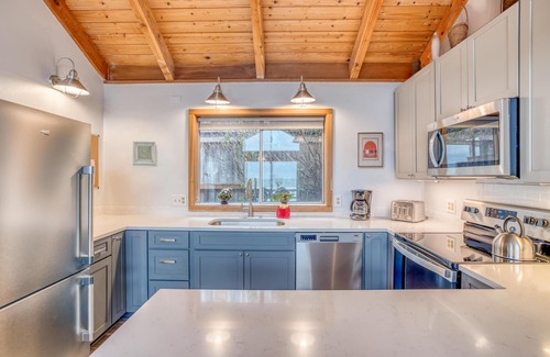 Manzanita House | Steps To the Ocean, With Panoramic Views, Ocean-View Deck in Manzanita!