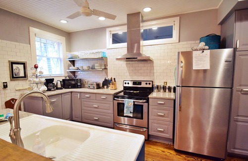 Saint Simons Island House | Steps to Village! 2BR, 2BA, Sleeps 6, Beach Gear