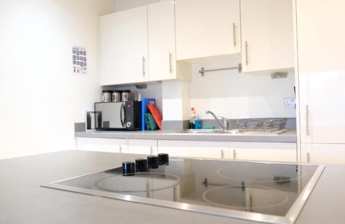 Stevenage Apartment | Stevenage New Town - Free Secure Parking by Comfy Workers