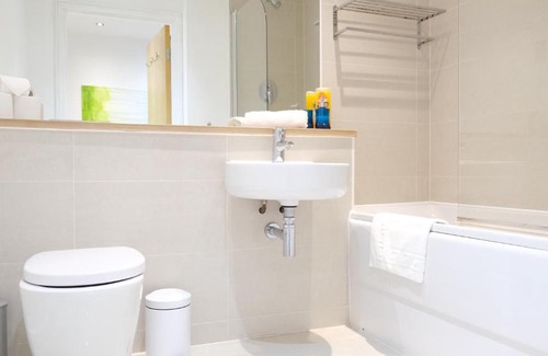 Stevenage Apartment | Stevenage New Town - Free Secure Parking by Comfy Workers