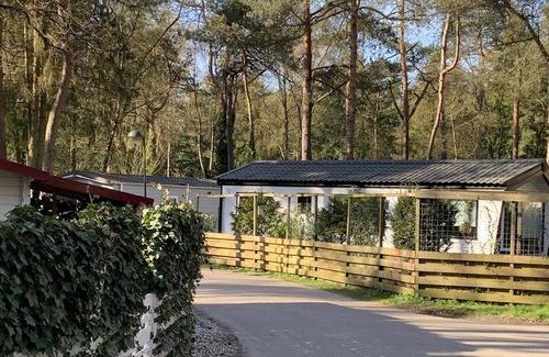 Bosgebied Hoenderloo Ski Chalet | Stijlvol Chalet met Charmante Veranda op de Veluwe