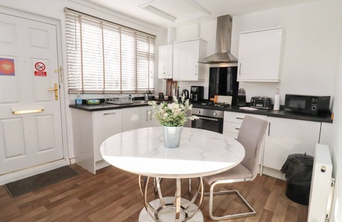 Blandford Saint Mary Cottage | STILLNESS, pet friendly, with hot tub in Blandford Forum