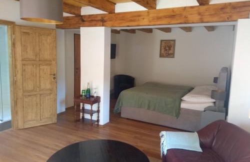 Karlstejn Apartment | Stodola-soukromý apartmán pro dva s venkovní vířivkou