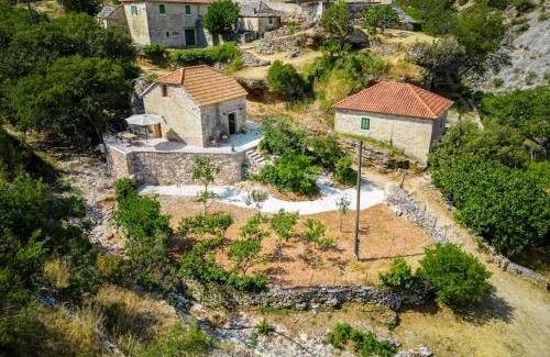 Dol House | Stone bridge cottage